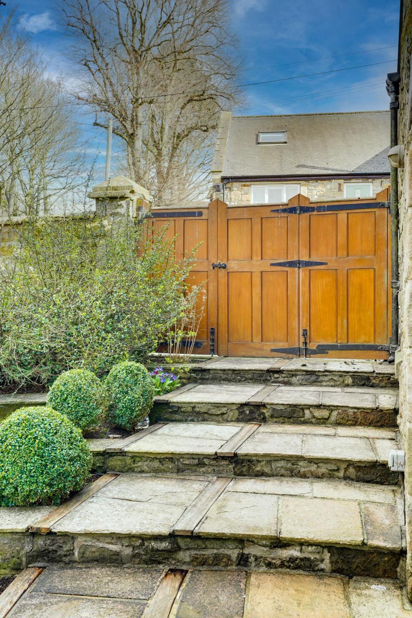Garden Stable At Hallsteads: Luxury Stone Cottage, With Parking อัลน์มัธ ภายนอก รูปภาพ
