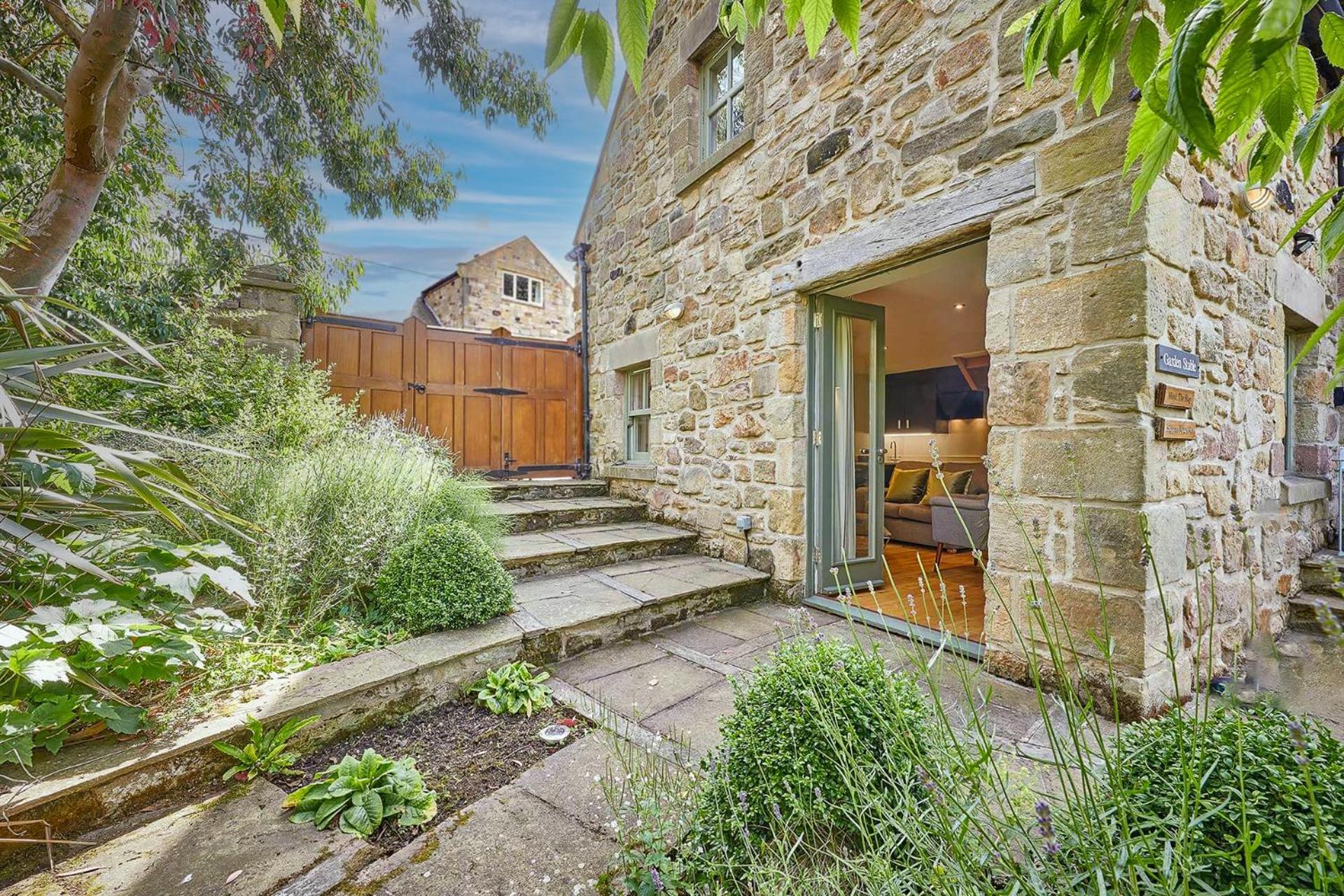 Garden Stable At Hallsteads: Luxury Stone Cottage, With Parking อัลน์มัธ ภายนอก รูปภาพ